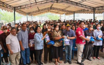 Peduli Dampak Karhutla, Pemprov Kalteng Salurkan 234 Paket Bantuan untuk Koster Gereja dan Guru Honorer
