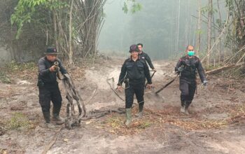 Pantang Libur, Personel Polda Kalteng Berjibaku Padamkan Karhutla di Palangka Raya