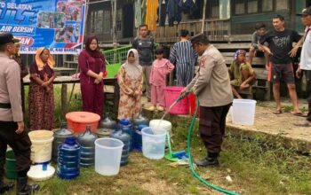 Polisi Angkut 60 Ribu Liter Air Bersih Lewat Sungai untuk Warga Batampang
