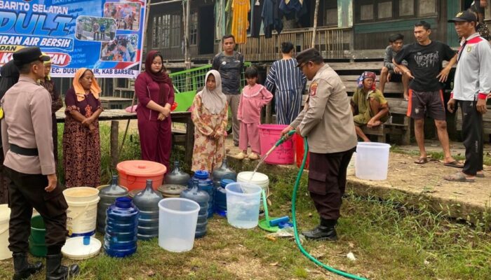 Polisi Angkut 60 Ribu Liter Air Bersih Lewat Sungai untuk Warga Batampang