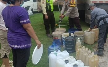 Polres Barsel Salurkan 20.000 Liter Air Bersih untuk Warga Desa Sarimbuah