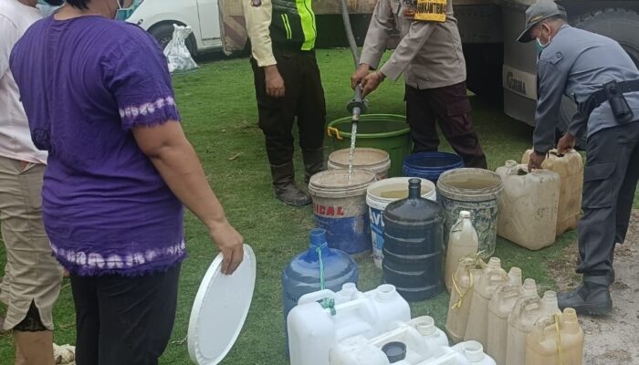 Polres Barsel Salurkan 20.000 Liter Air Bersih untuk Warga Desa Sarimbuah