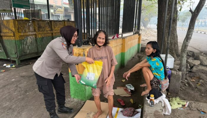 Polwan Palangka Raya Sambangi Jemaah Masjid, Bagikan Beras dan Masker