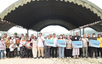 Wagub Kalteng Salurkan Bantuan di Lamandau, Warga Terima Beras hingga KHBS Tahap II